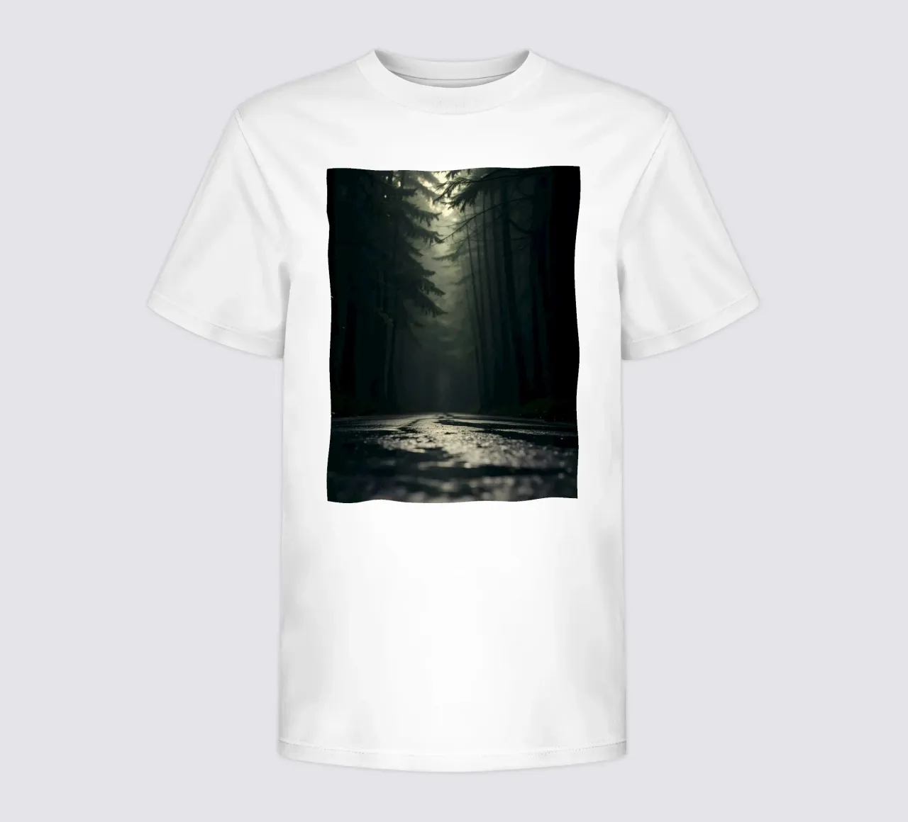 Chemin forestier brumeux avec une lumière douce filtrant à travers les grands arbres t-shirt enfant de DesignDoodle