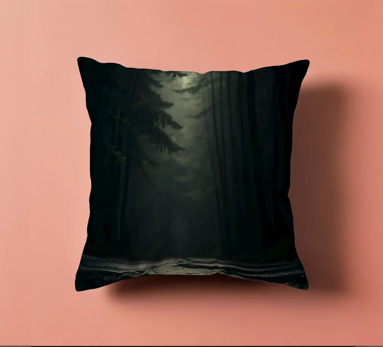 Chemin forestier brumeux avec une lumière douce filtrant à travers les grands arbres coussin de DesignDoodle