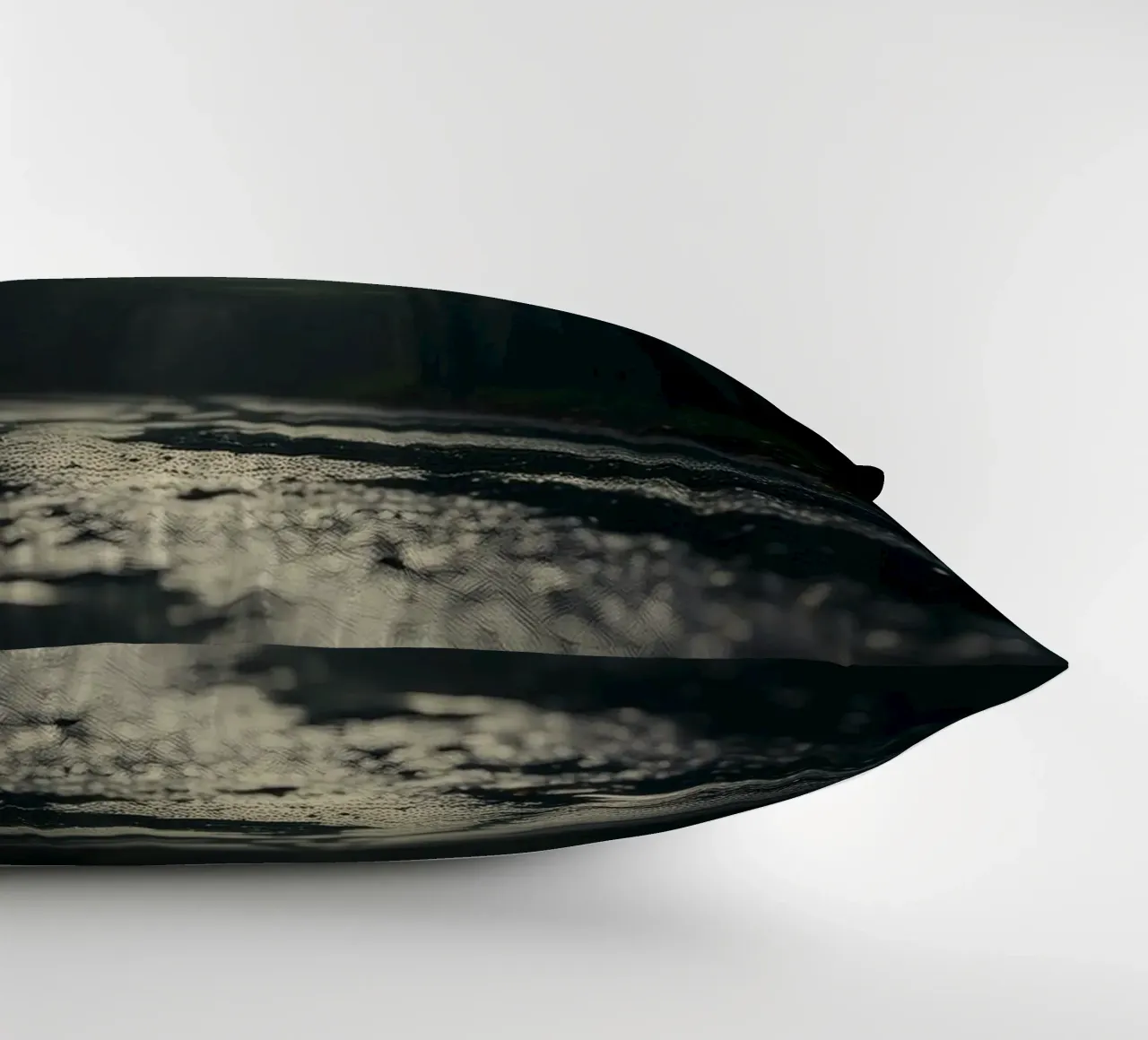 Chemin forestier brumeux avec une lumière douce filtrant à travers les grands arbres coussin de DesignDoodle