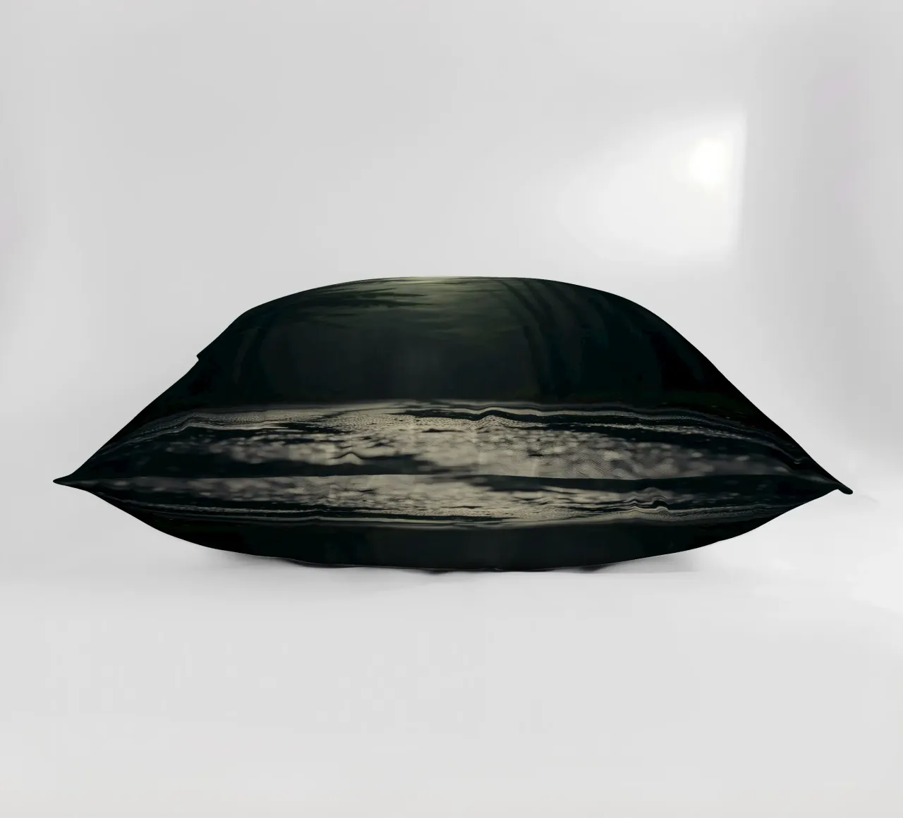 Chemin forestier brumeux avec une lumière douce filtrant à travers les grands arbres coussin de DesignDoodle