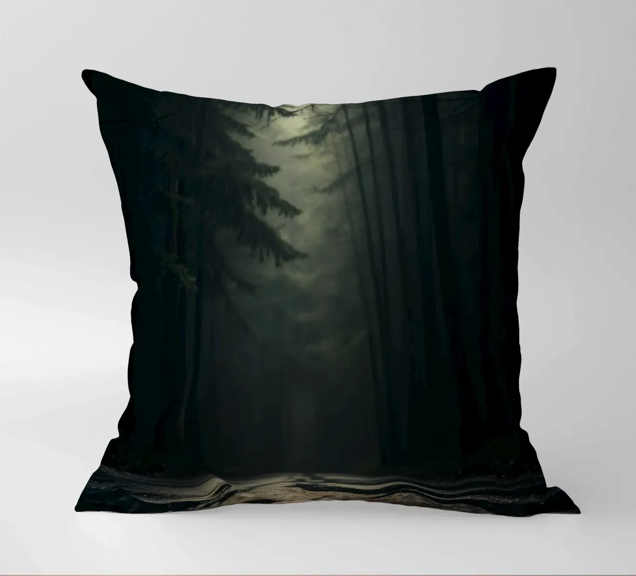 Chemin forestier brumeux avec une lumière douce filtrant à travers les grands arbres coussin de DesignDoodle