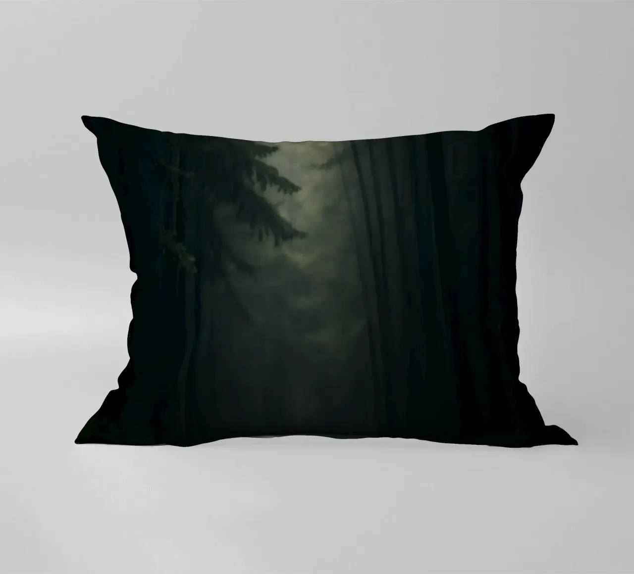 Chemin forestier brumeux avec une lumière douce filtrant à travers les grands arbres coussin de DesignDoodle