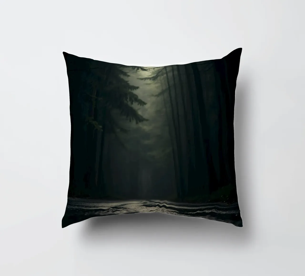 Chemin forestier brumeux avec une lumière douce filtrant à travers les grands arbres coussin de DesignDoodle