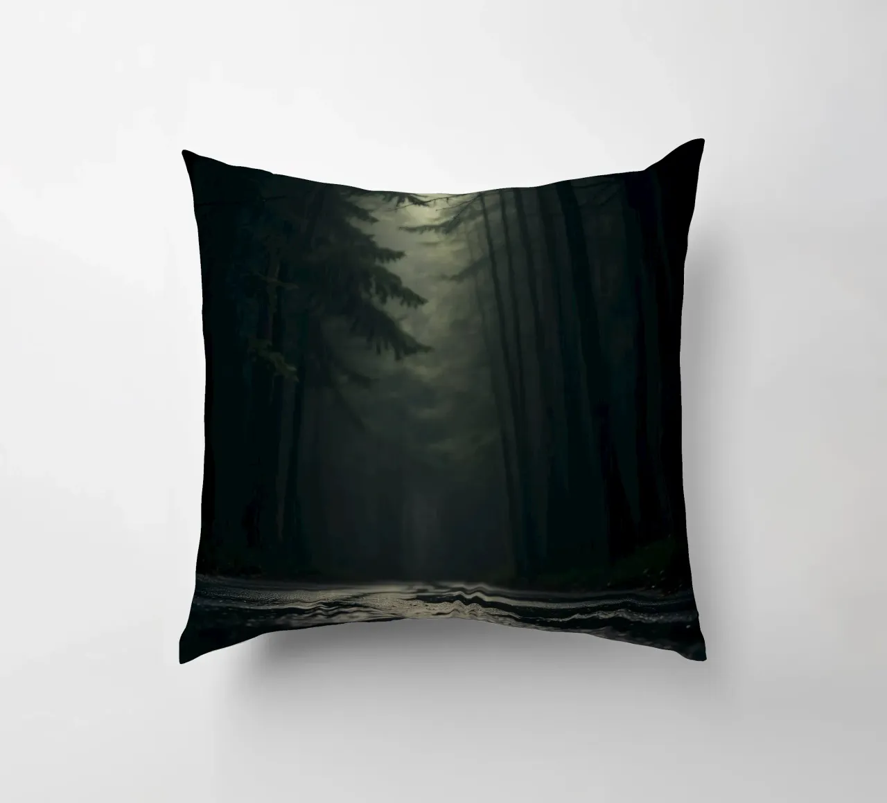 Chemin forestier brumeux avec une lumière douce filtrant à travers les grands arbres coussin de DesignDoodle
