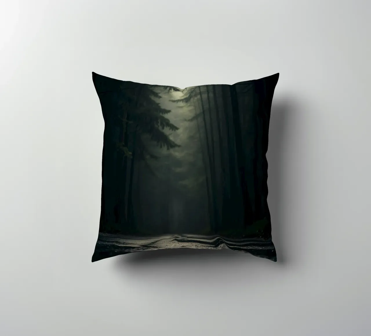 Chemin forestier brumeux avec une lumière douce filtrant à travers les grands arbres coussin de DesignDoodle