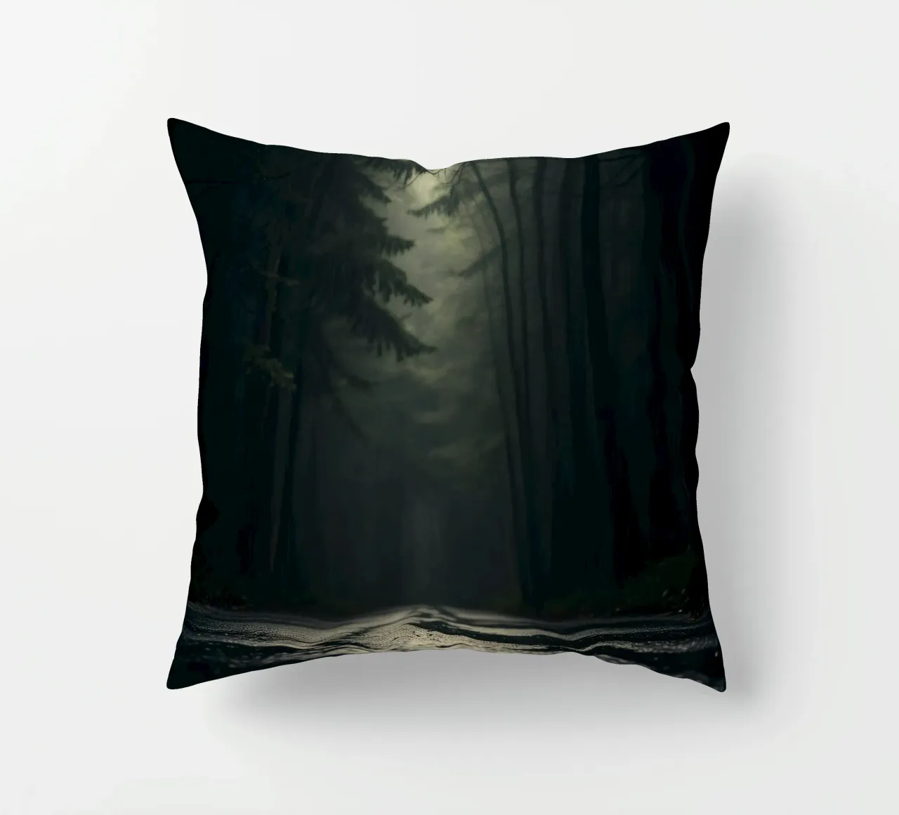 Chemin forestier brumeux avec une lumière douce filtrant à travers les grands arbres coussin de DesignDoodle