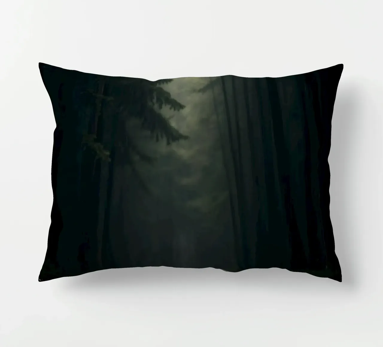 Chemin forestier brumeux avec une lumière douce filtrant à travers les grands arbres coussin de DesignDoodle