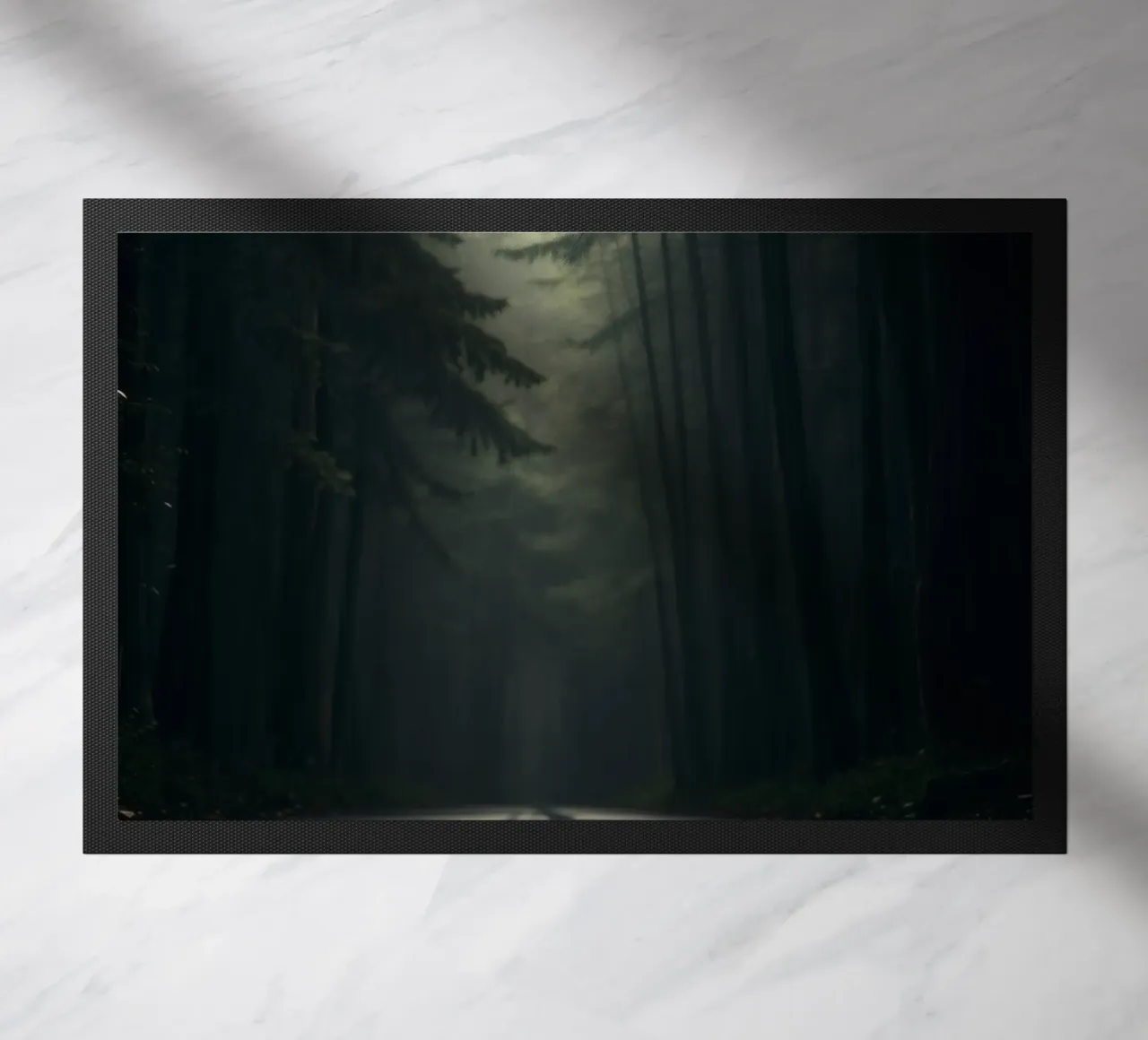 Chemin forestier brumeux avec une lumière douce filtrant à travers les grands arbres paillasson de DesignDoodle