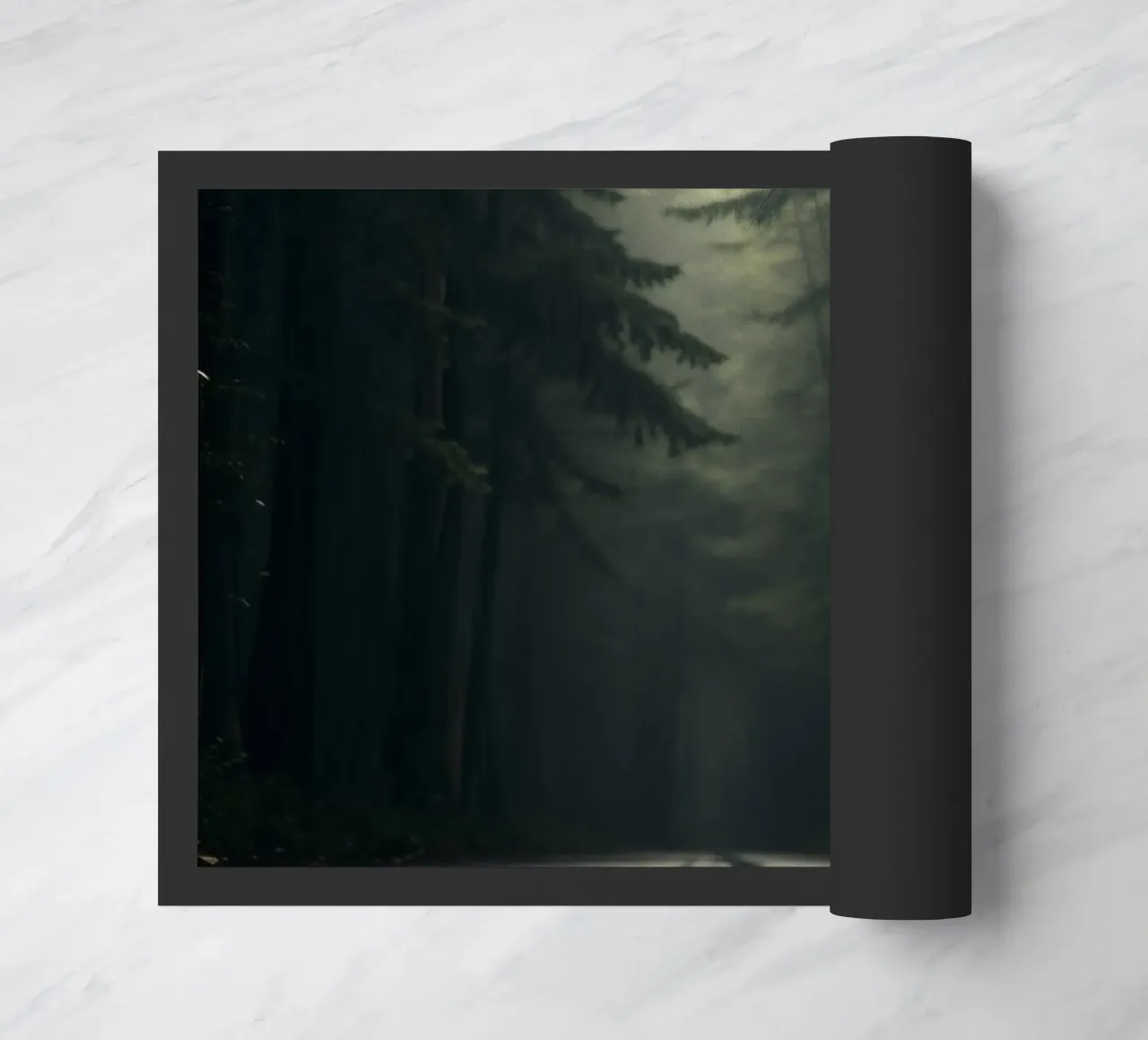 Chemin forestier brumeux avec une lumière douce filtrant à travers les grands arbres paillasson de DesignDoodle