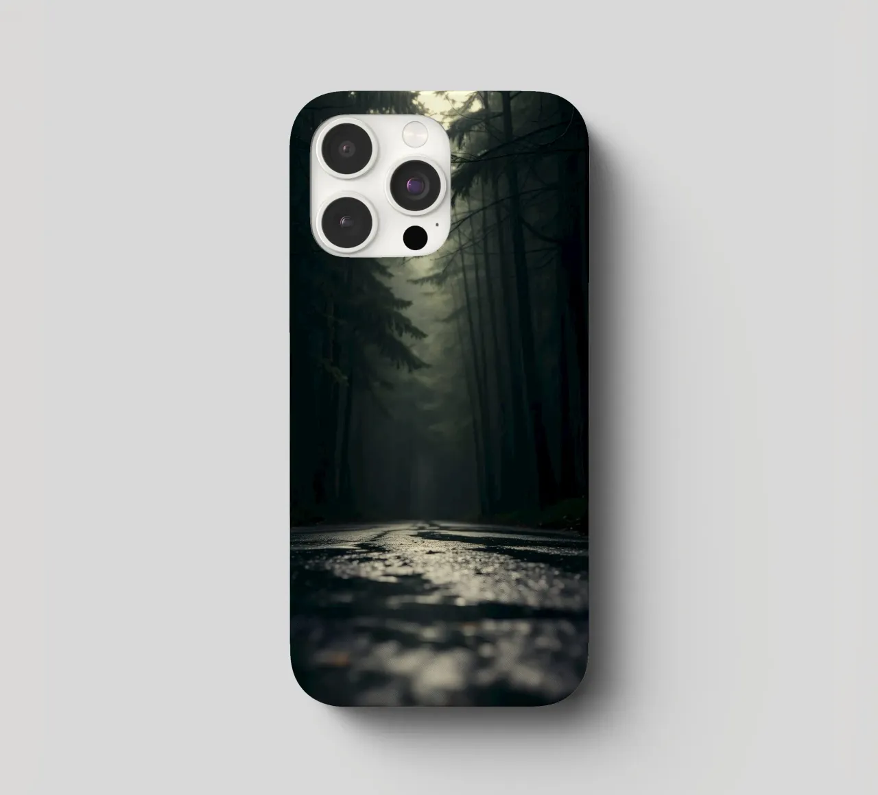 Chemin forestier brumeux avec une lumière douce filtrant à travers les grands arbres coque iphone de DesignDoodle