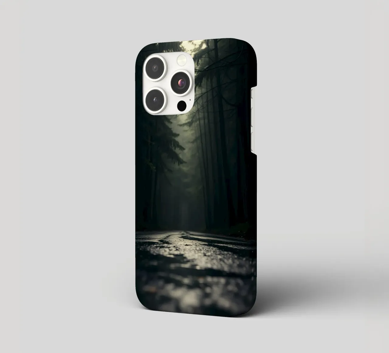 Chemin forestier brumeux avec une lumière douce filtrant à travers les grands arbres coque iphone de DesignDoodle