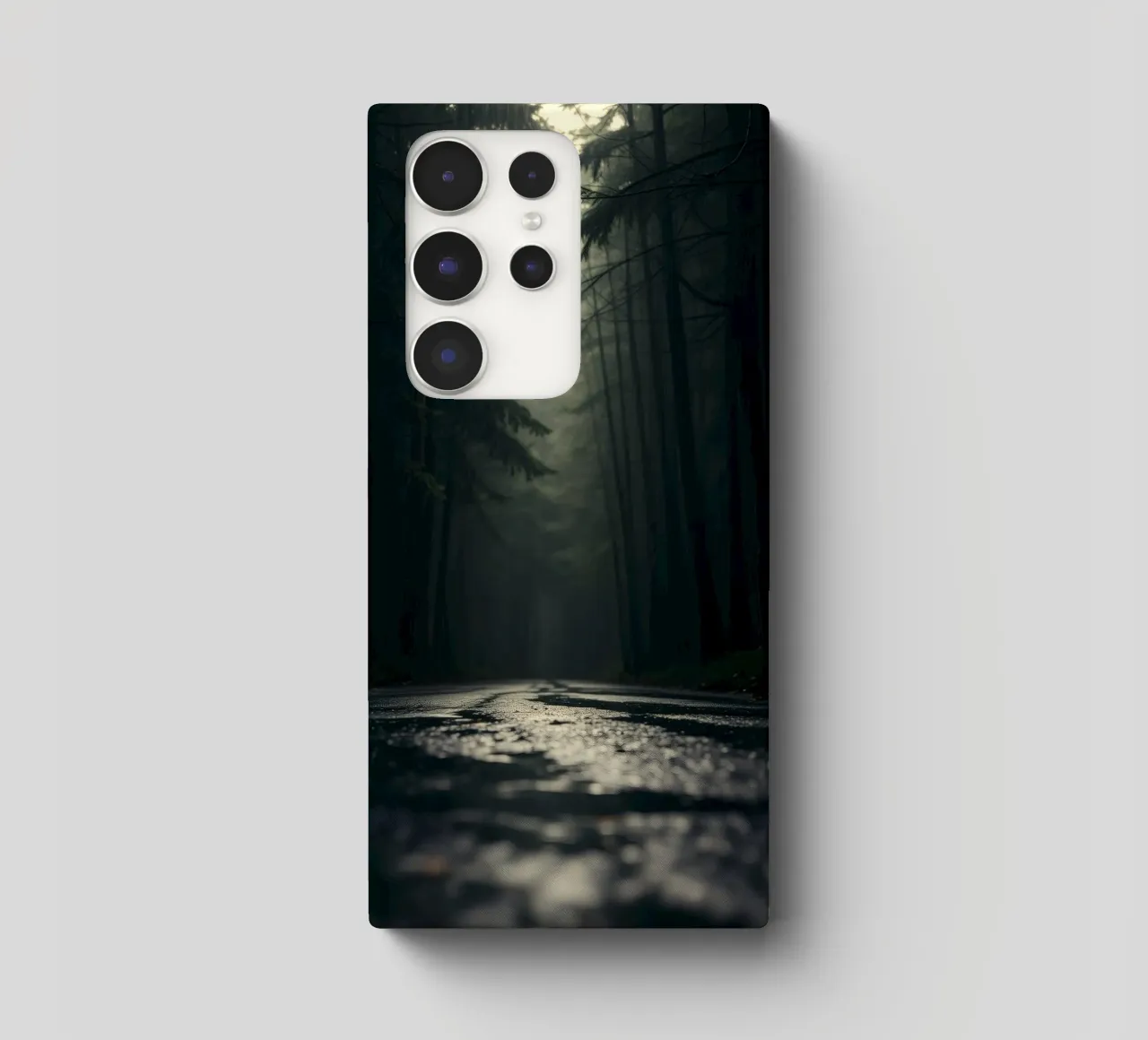 Chemin forestier brumeux avec une lumière douce filtrant à travers les grands arbres coque samsung de DesignDoodle