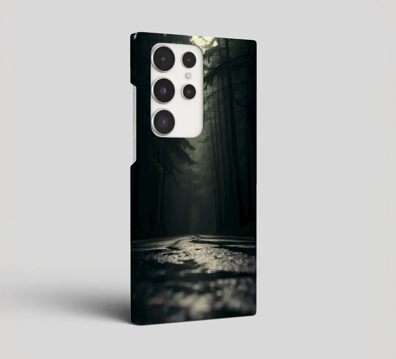 Chemin forestier brumeux avec une lumière douce filtrant à travers les grands arbres coque samsung de DesignDoodle