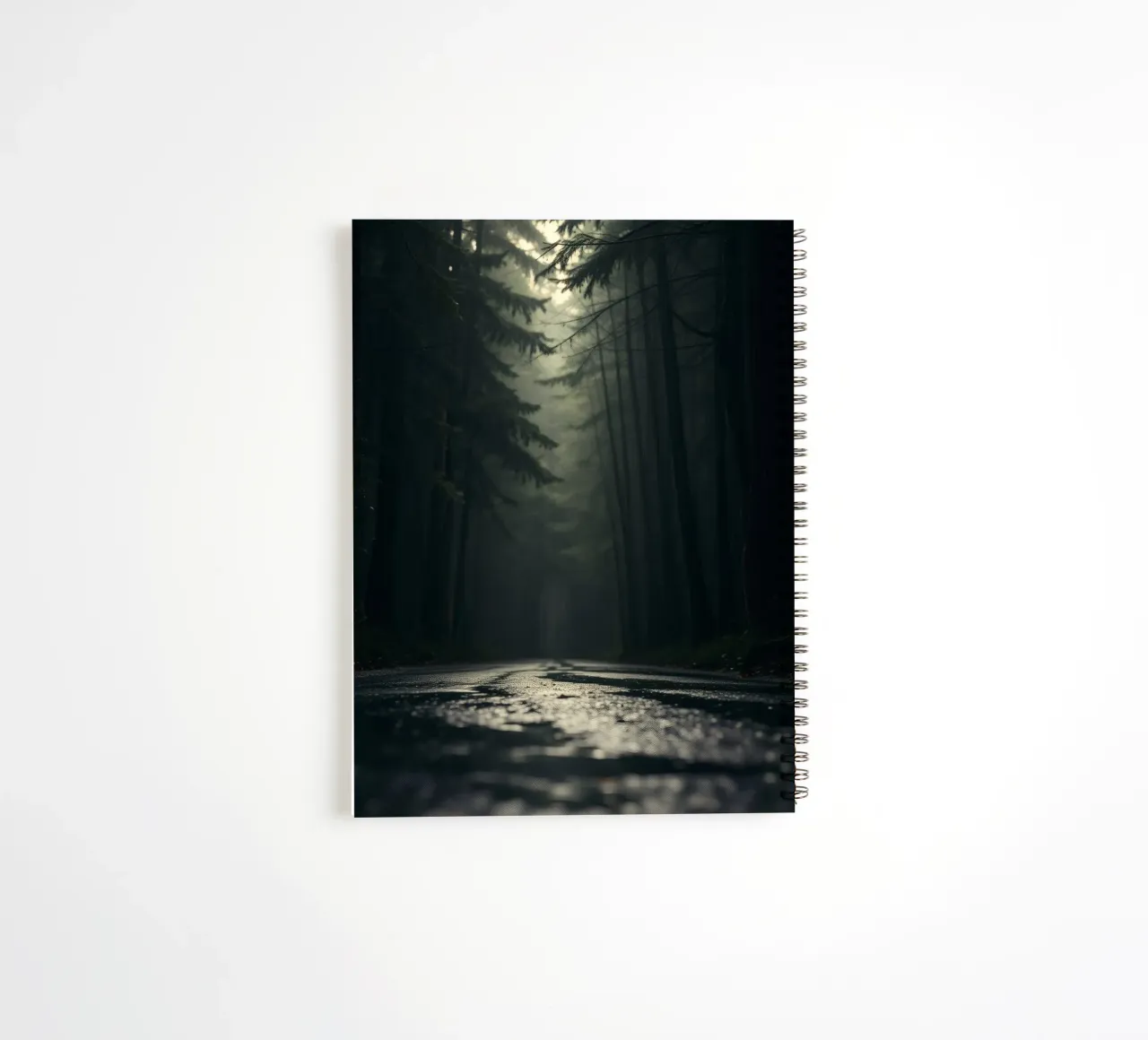Chemin forestier brumeux avec une lumière douce filtrant à travers les grands arbres carnet à spirale de DesignDoodle