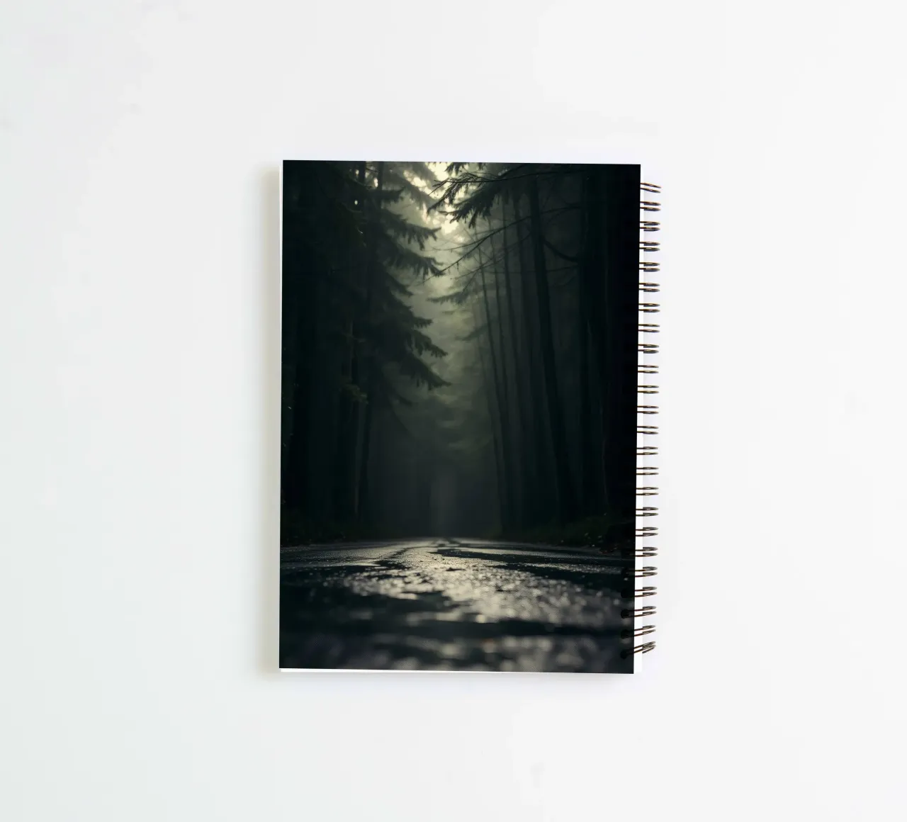 Chemin forestier brumeux avec une lumière douce filtrant à travers les grands arbres carnet à spirale de DesignDoodle