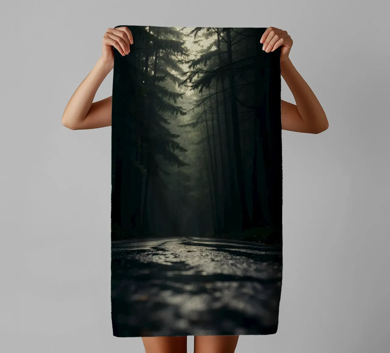 Chemin forestier brumeux avec une lumière douce filtrant à travers les grands arbres serviette de bain de DesignDoodle