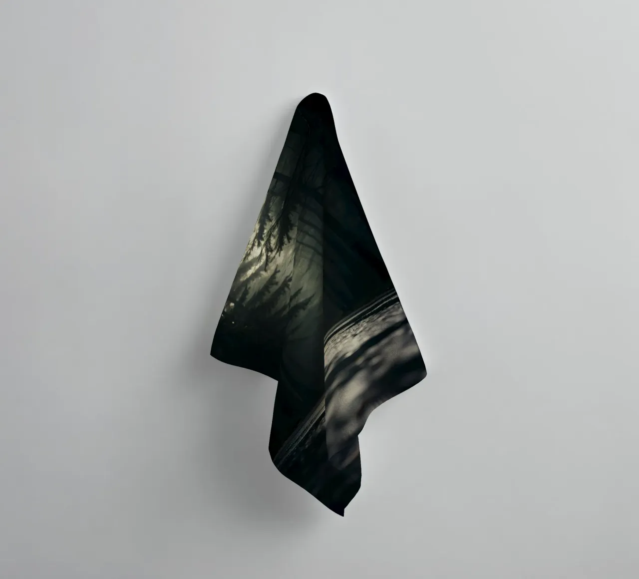 Chemin forestier brumeux avec une lumière douce filtrant à travers les grands arbres serviette de bain de DesignDoodle