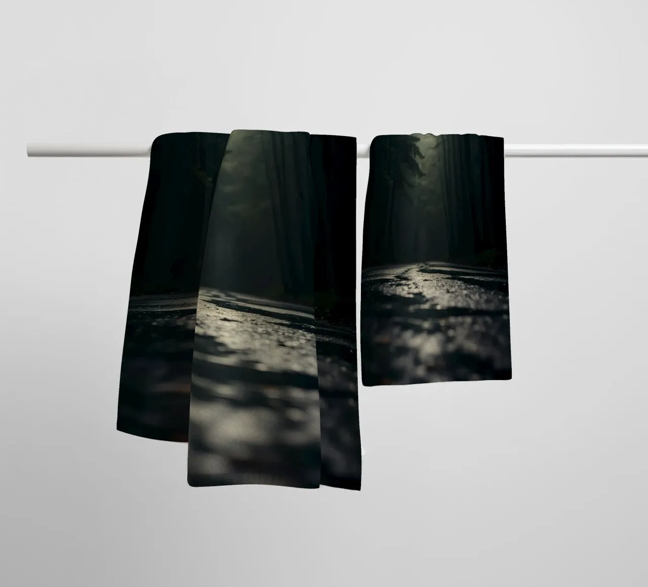 Chemin forestier brumeux avec une lumière douce filtrant à travers les grands arbres serviette de bain de DesignDoodle