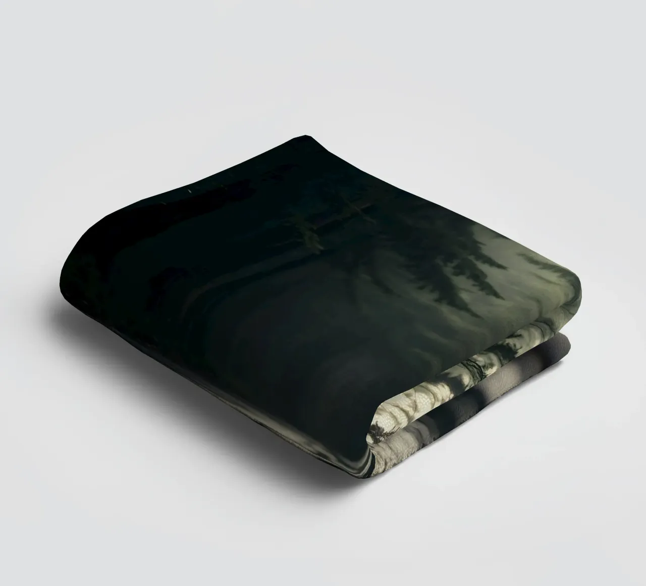 Chemin forestier brumeux avec une lumière douce filtrant à travers les grands arbres serviette de bain de DesignDoodle