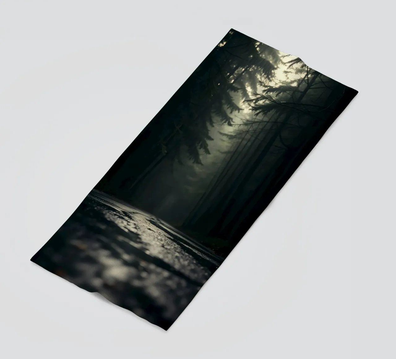 Chemin forestier brumeux avec une lumière douce filtrant à travers les grands arbres serviette de plage de DesignDoodle