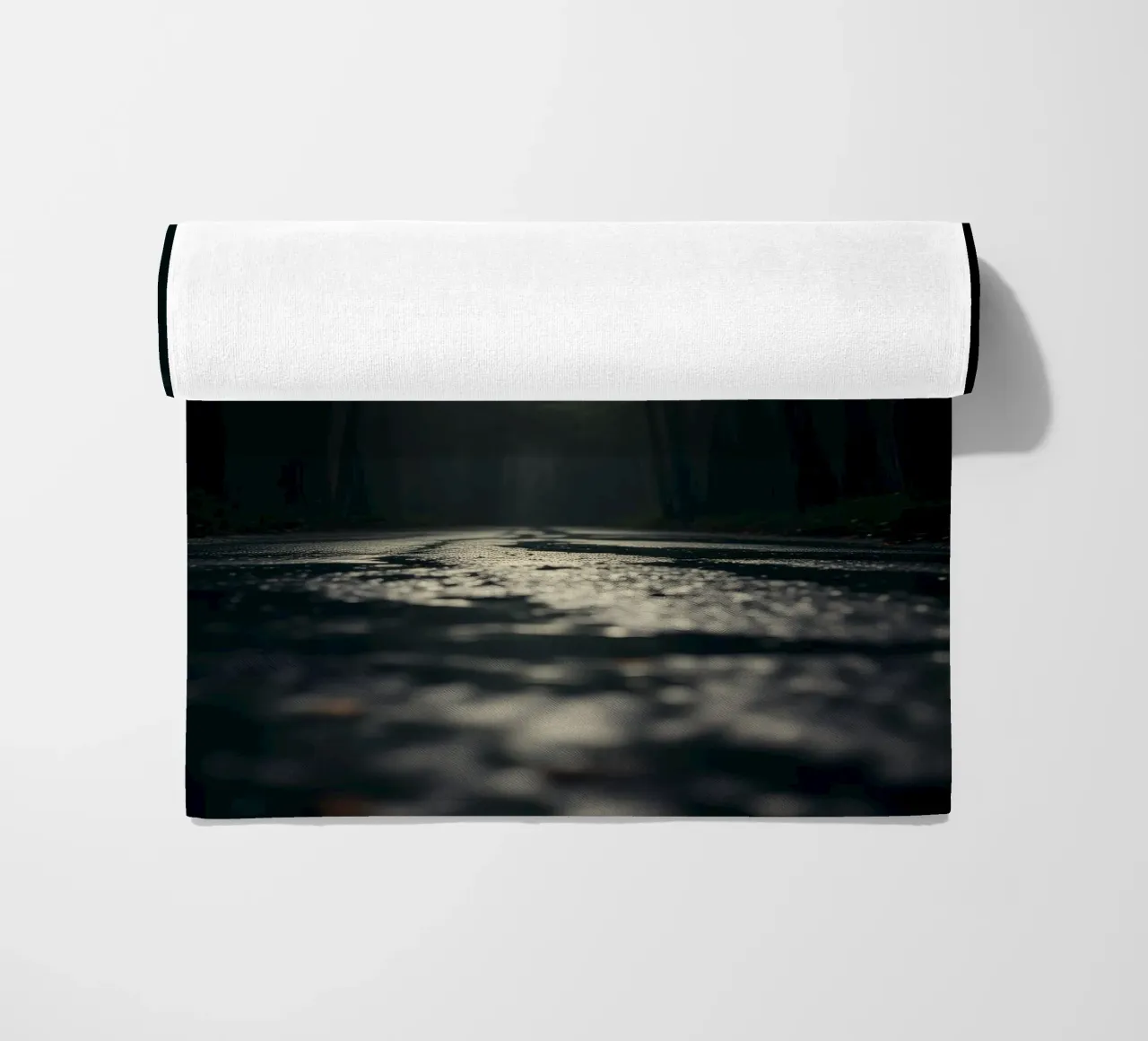 Chemin forestier brumeux avec une lumière douce filtrant à travers les grands arbres serviette de plage de DesignDoodle