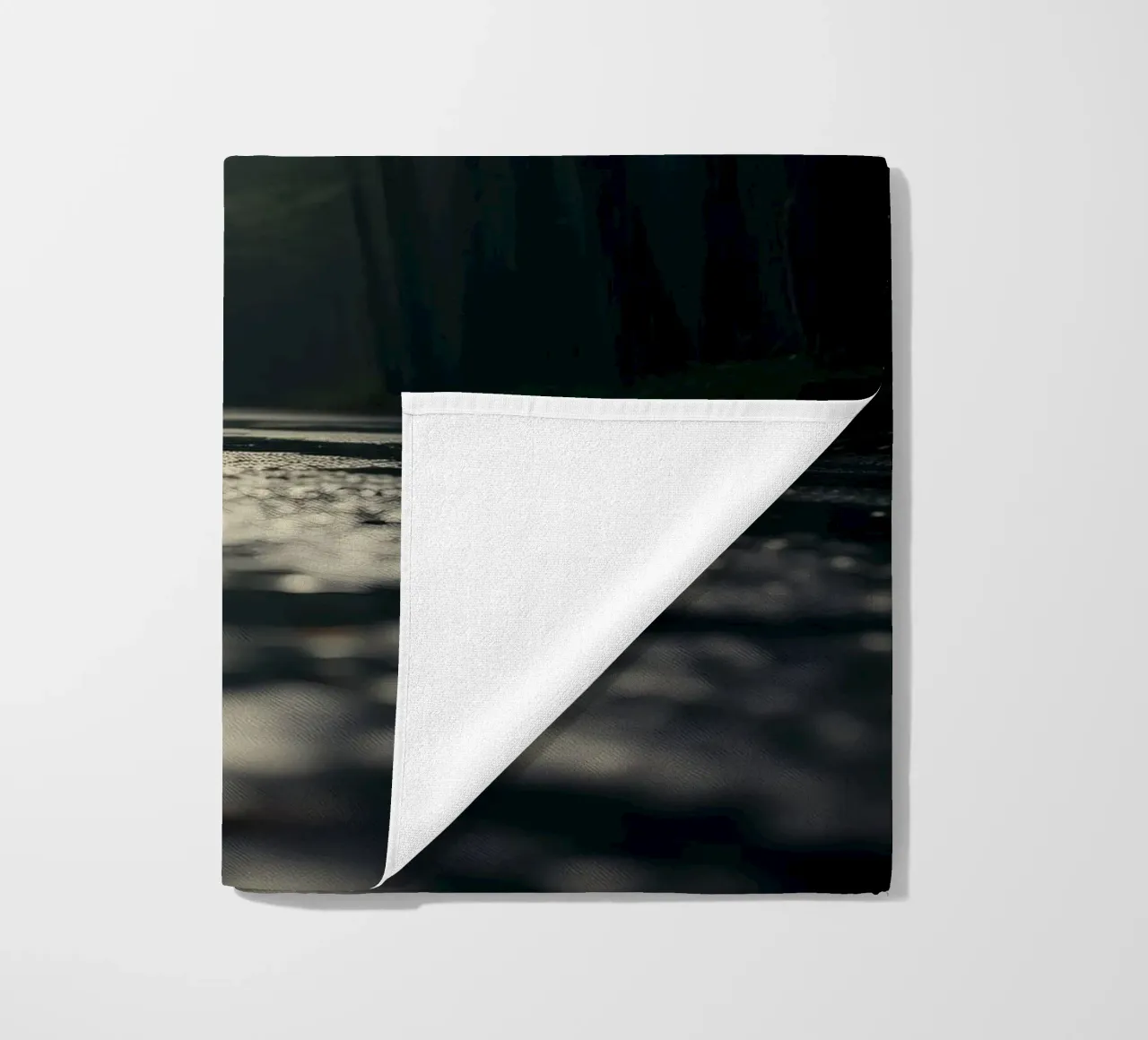 Chemin forestier brumeux avec une lumière douce filtrant à travers les grands arbres serviette de plage de DesignDoodle