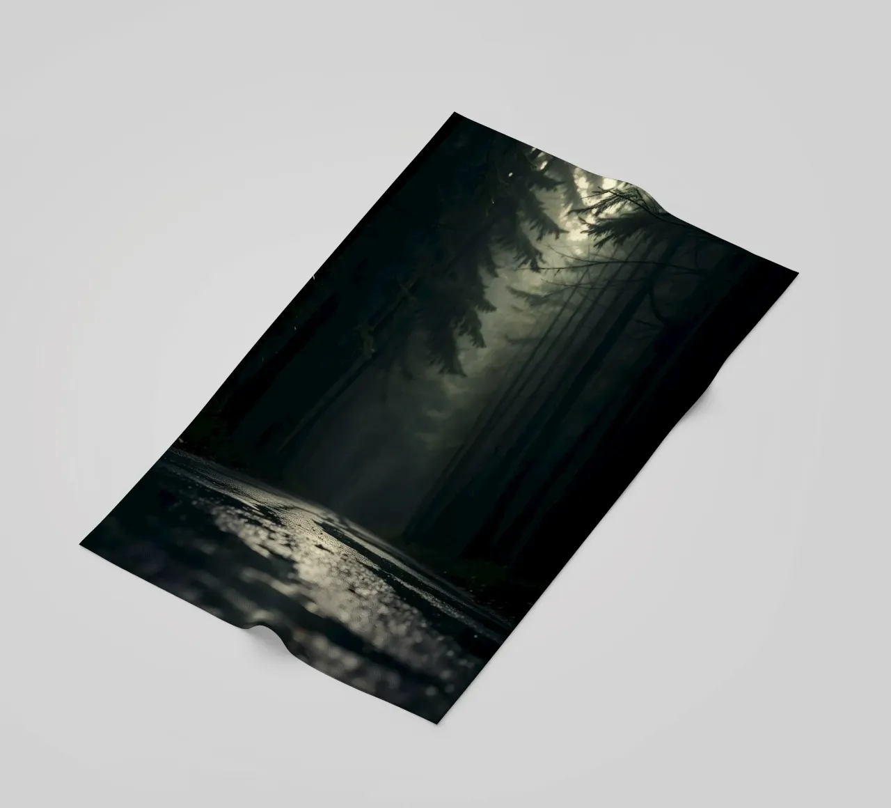 Chemin forestier brumeux avec une lumière douce filtrant à travers les grands arbres serviette de plage de DesignDoodle