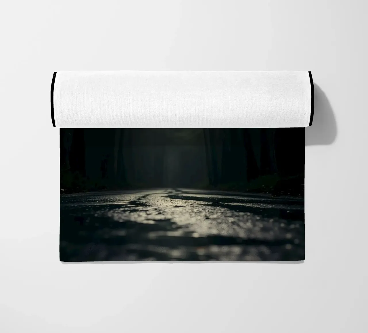 Chemin forestier brumeux avec une lumière douce filtrant à travers les grands arbres serviette de plage de DesignDoodle