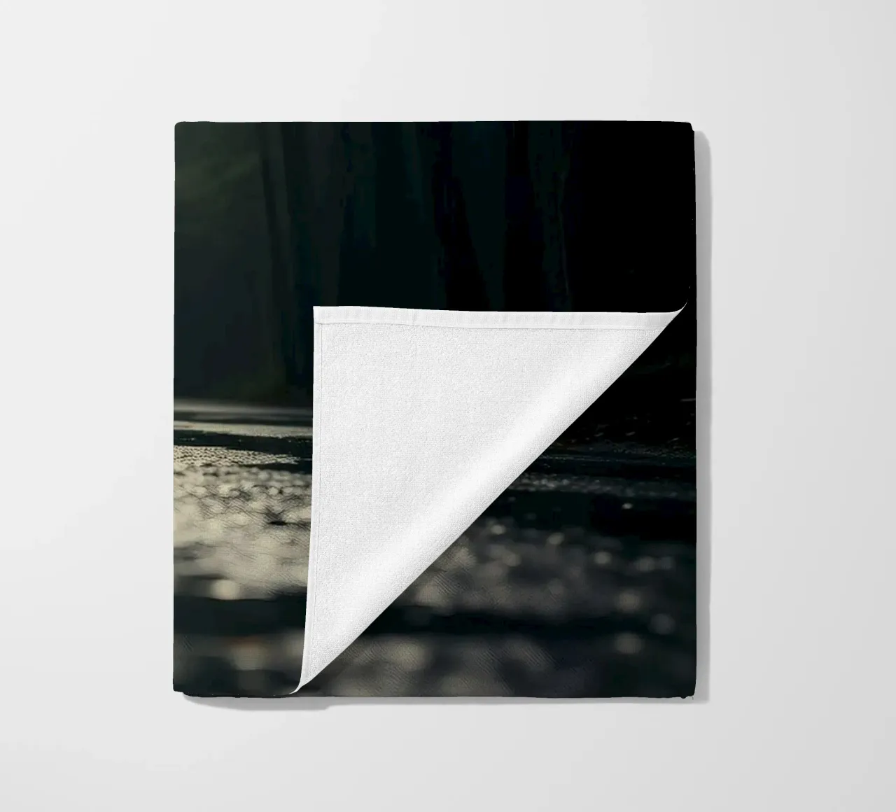 Chemin forestier brumeux avec une lumière douce filtrant à travers les grands arbres serviette de plage de DesignDoodle