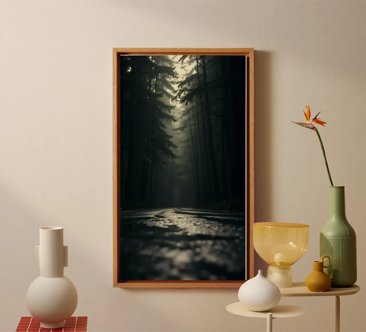 Chemin forestier brumeux avec une lumière douce filtrant à travers les grands arbres toile de DesignDoodle