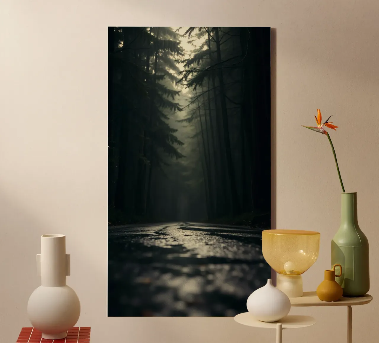 Chemin forestier brumeux avec une lumière douce filtrant à travers les grands arbres toile de DesignDoodle