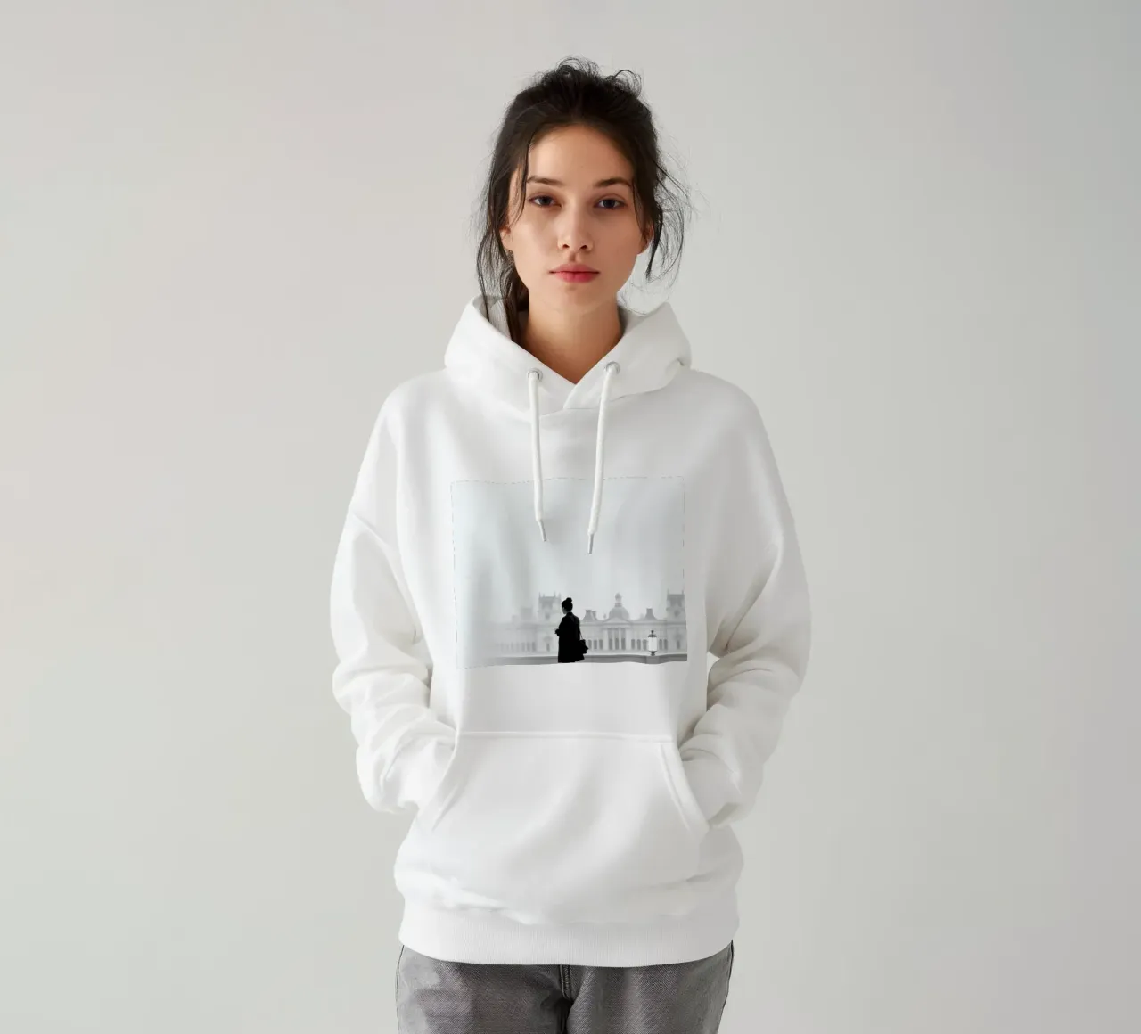 Elegante silhouette di una persona che cammina in città felpa con cappuccio da DesignDoodle