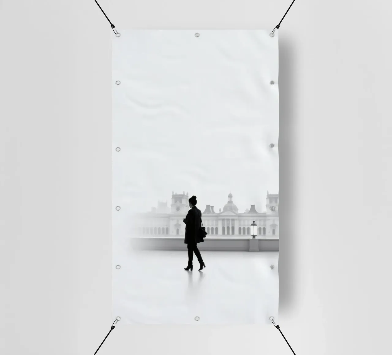 Elegante silhouette di una persona che cammina in città telo in pvc da DesignDoodle