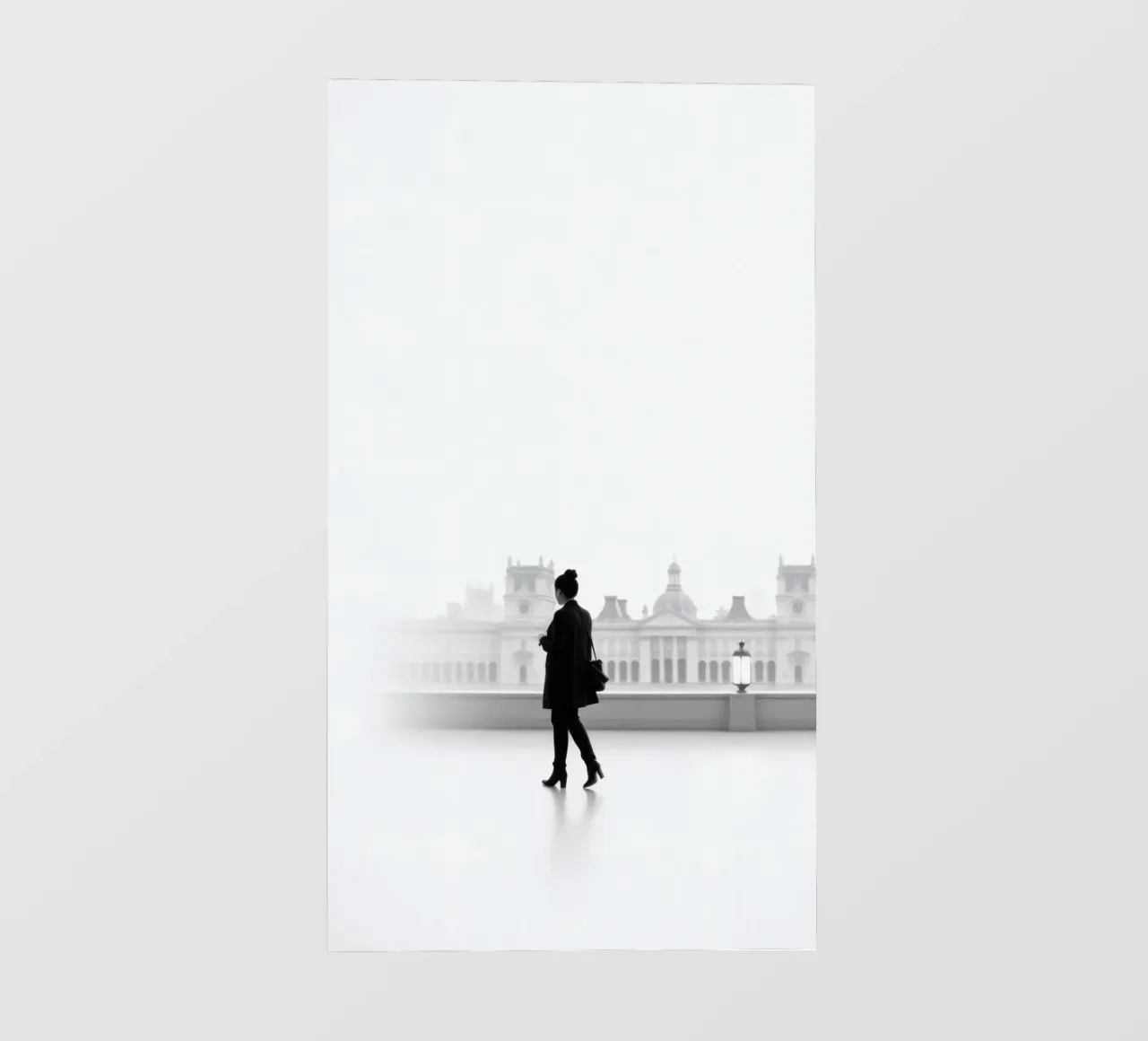 Elegante silhouette di una persona che cammina in città telo in pvc da DesignDoodle