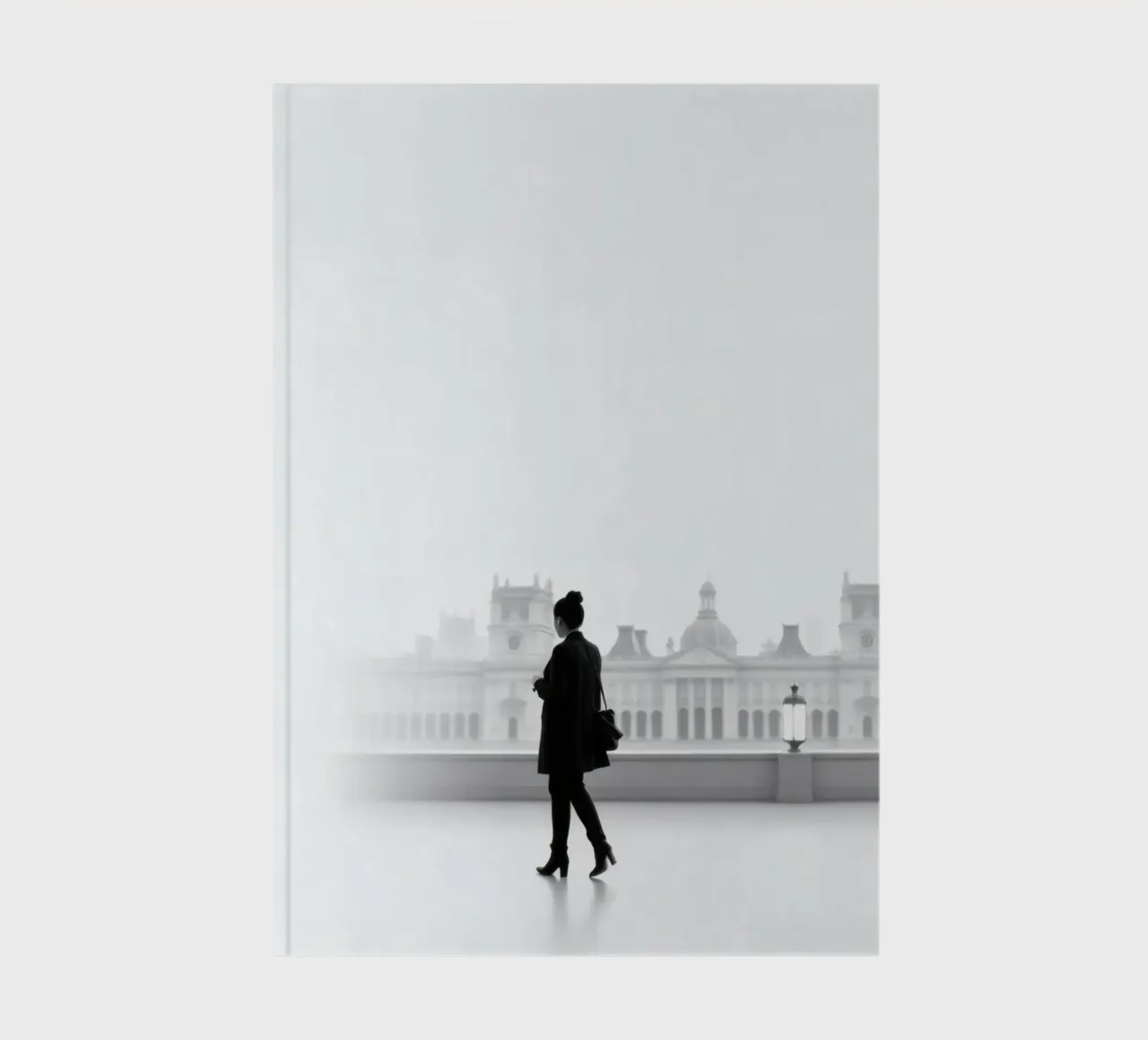Elegante silhouette di una persona che cammina in città diario da DesignDoodle