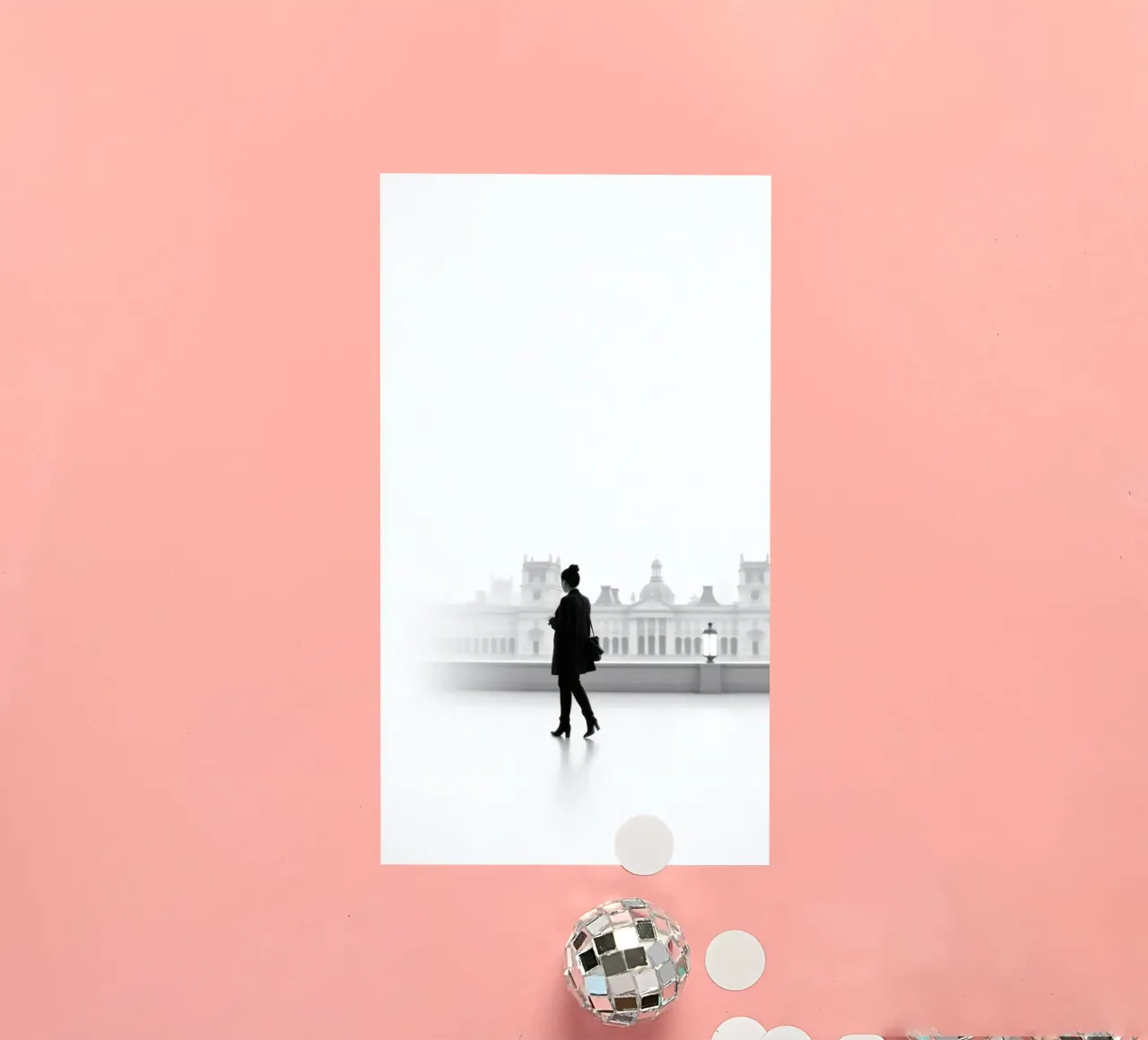 Elegante silhouette di una persona che cammina in città adesivo da DesignDoodle