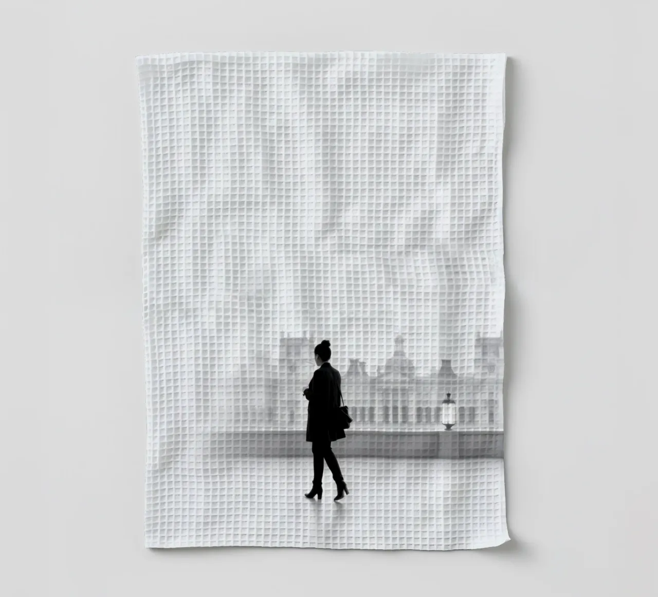 Elegante silhouette di una persona che cammina in città canovaccio da cucina da DesignDoodle