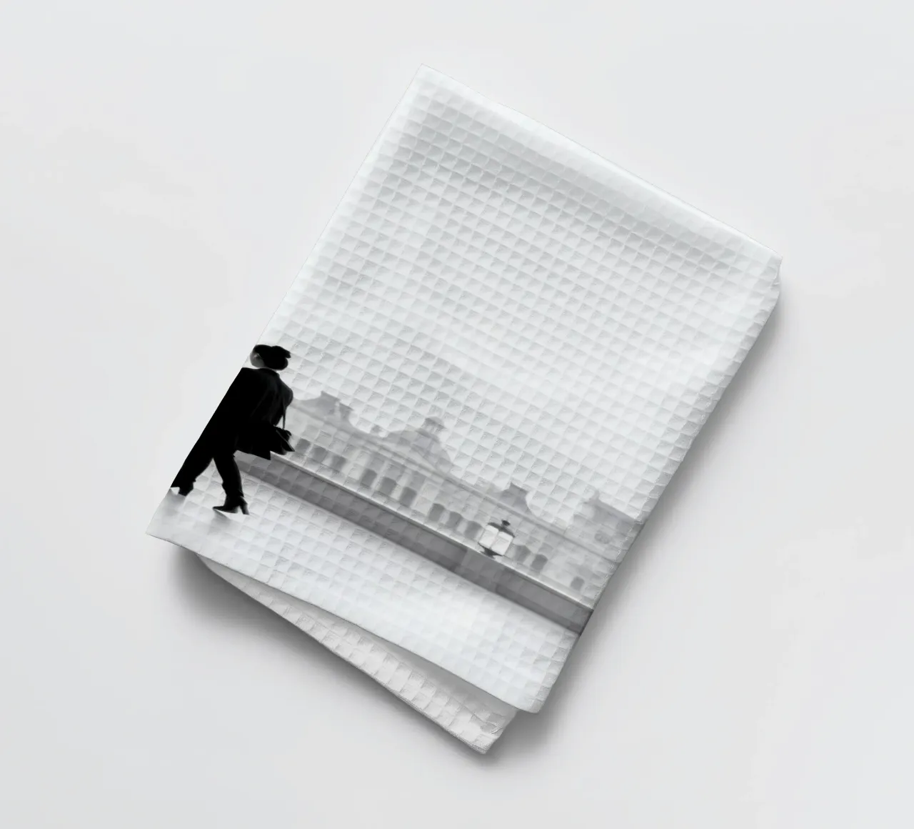 Elegante silhouette di una persona che cammina in città canovaccio da cucina da DesignDoodle