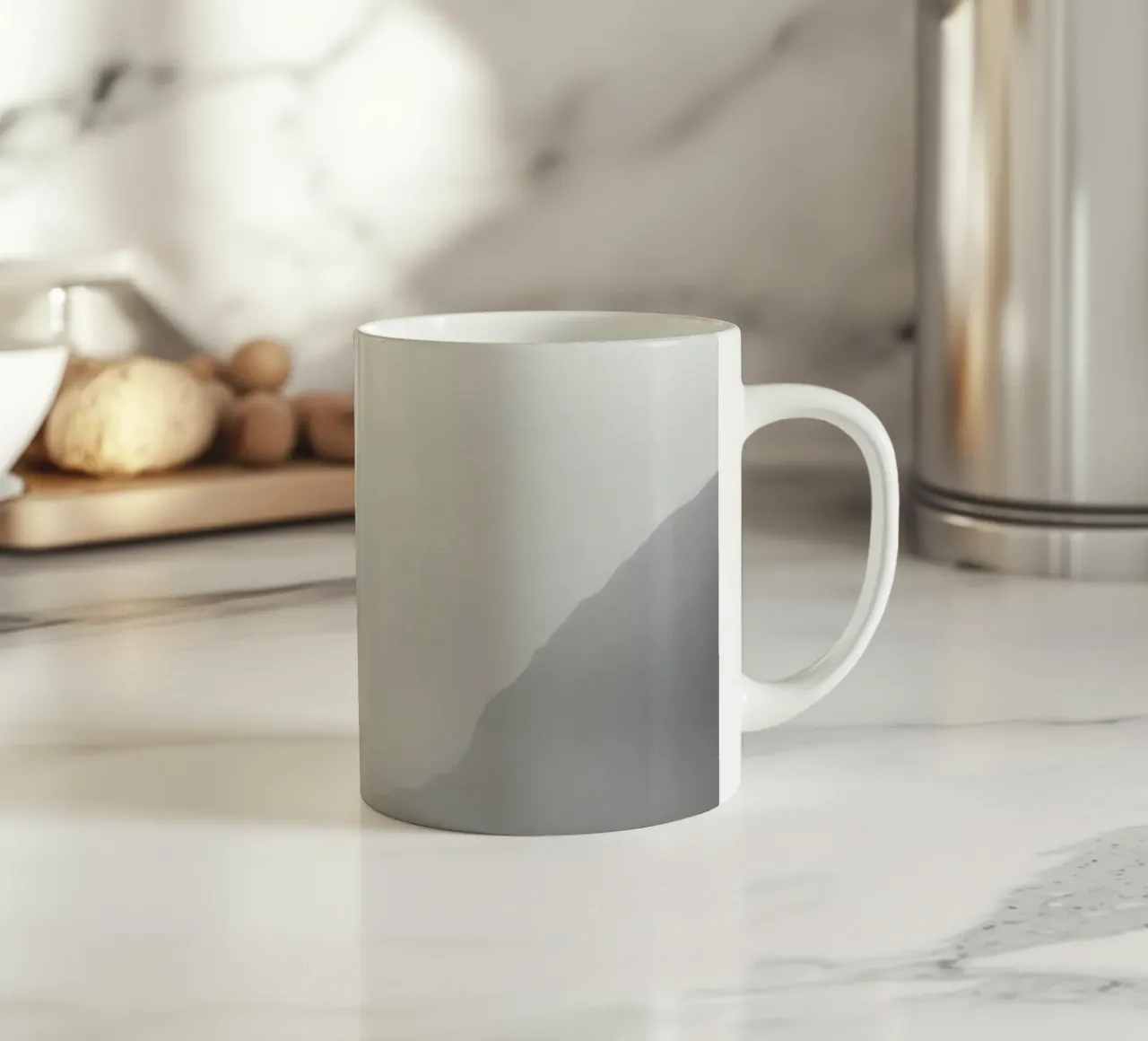 Mistig berglandschap met kalm water dat reflecteert keramische mok van DesignDoodle