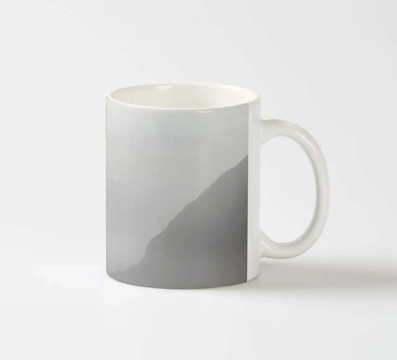 Mistig berglandschap met kalm water dat reflecteert keramische mok van DesignDoodle