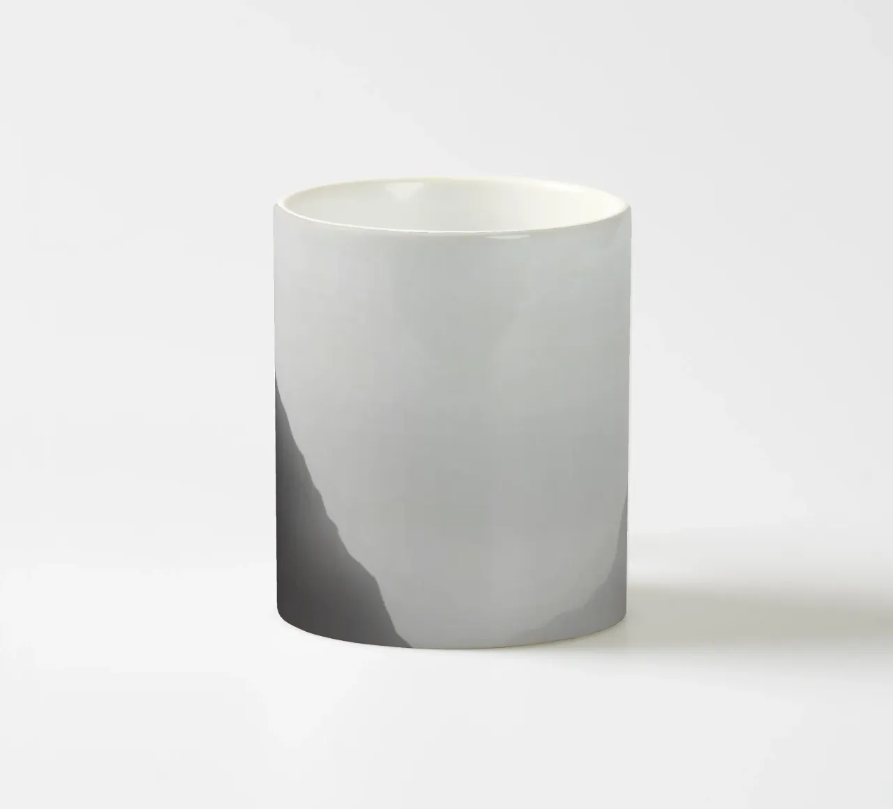 Mistig berglandschap met kalm water dat reflecteert keramische mok van DesignDoodle