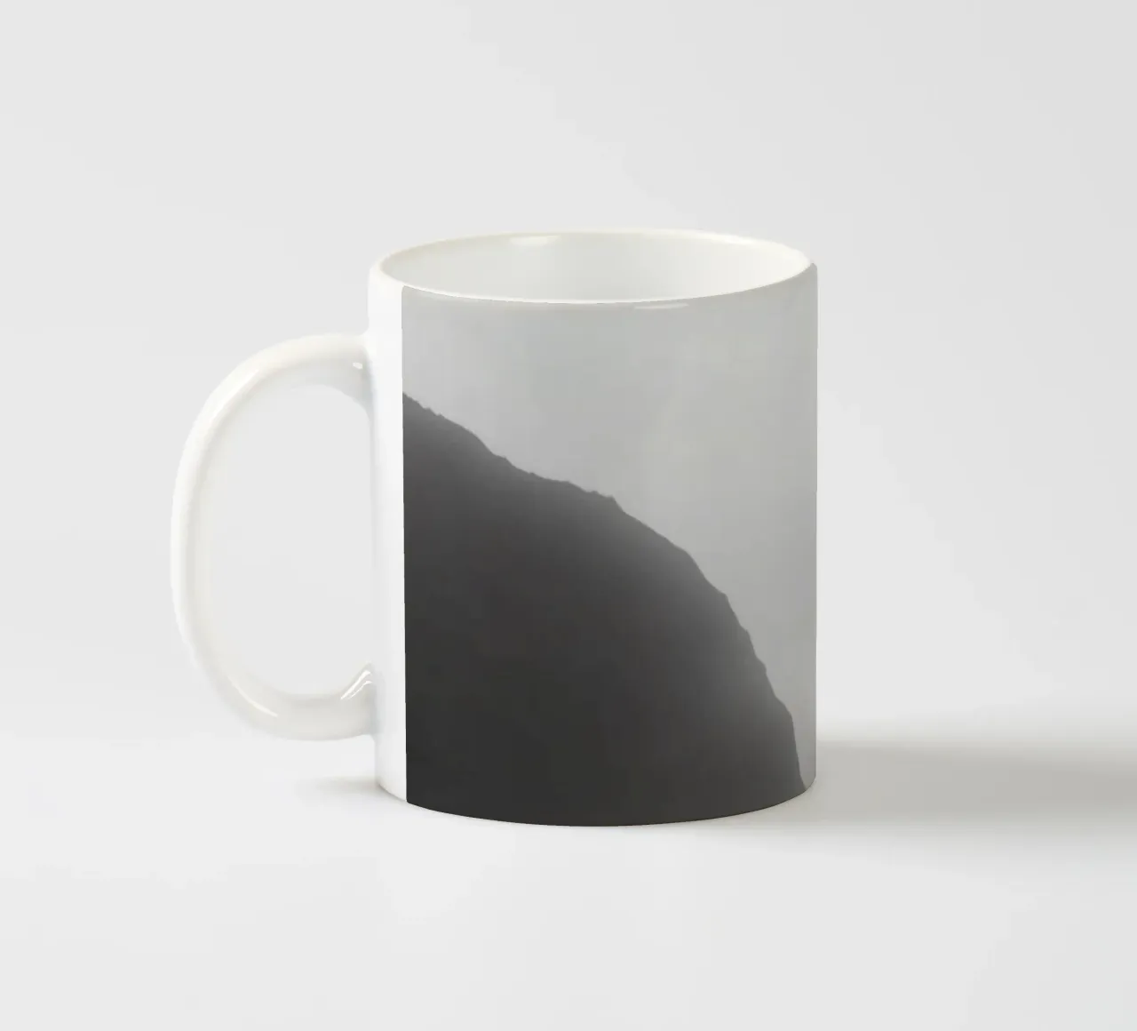Mistig berglandschap met kalm water dat reflecteert keramische mok van DesignDoodle