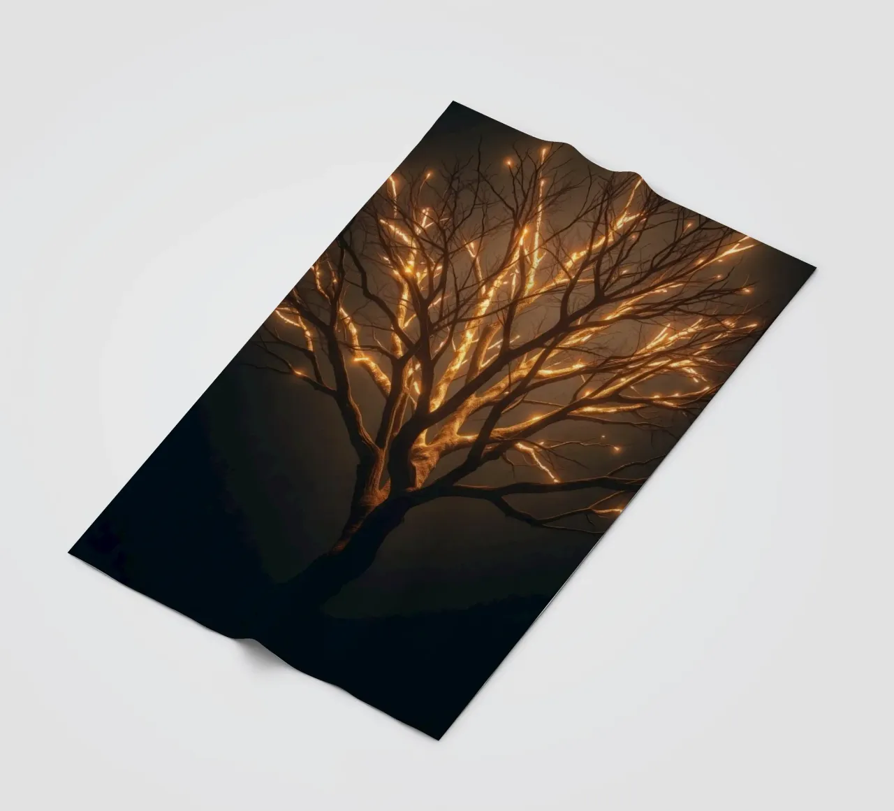 I rami di un albero illuminati creano un astratto accattivante coperta in pile da DesignDoodle