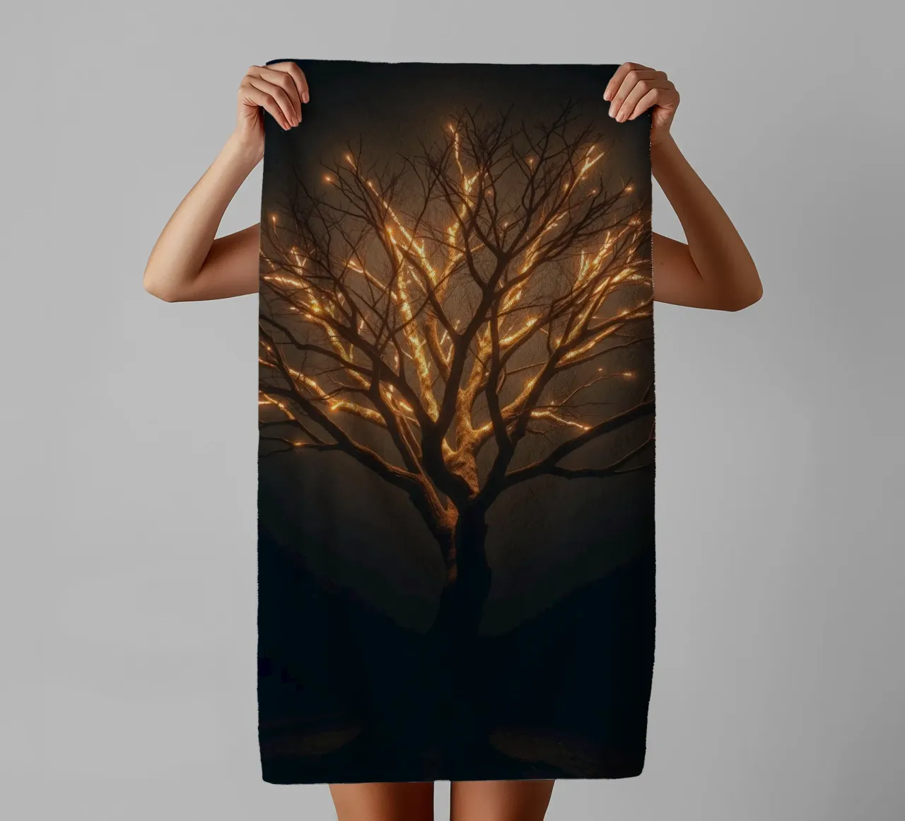 Des branches d'arbre brillamment éclairées créent une abstraction captivante. serviette de bain de DesignDoodle