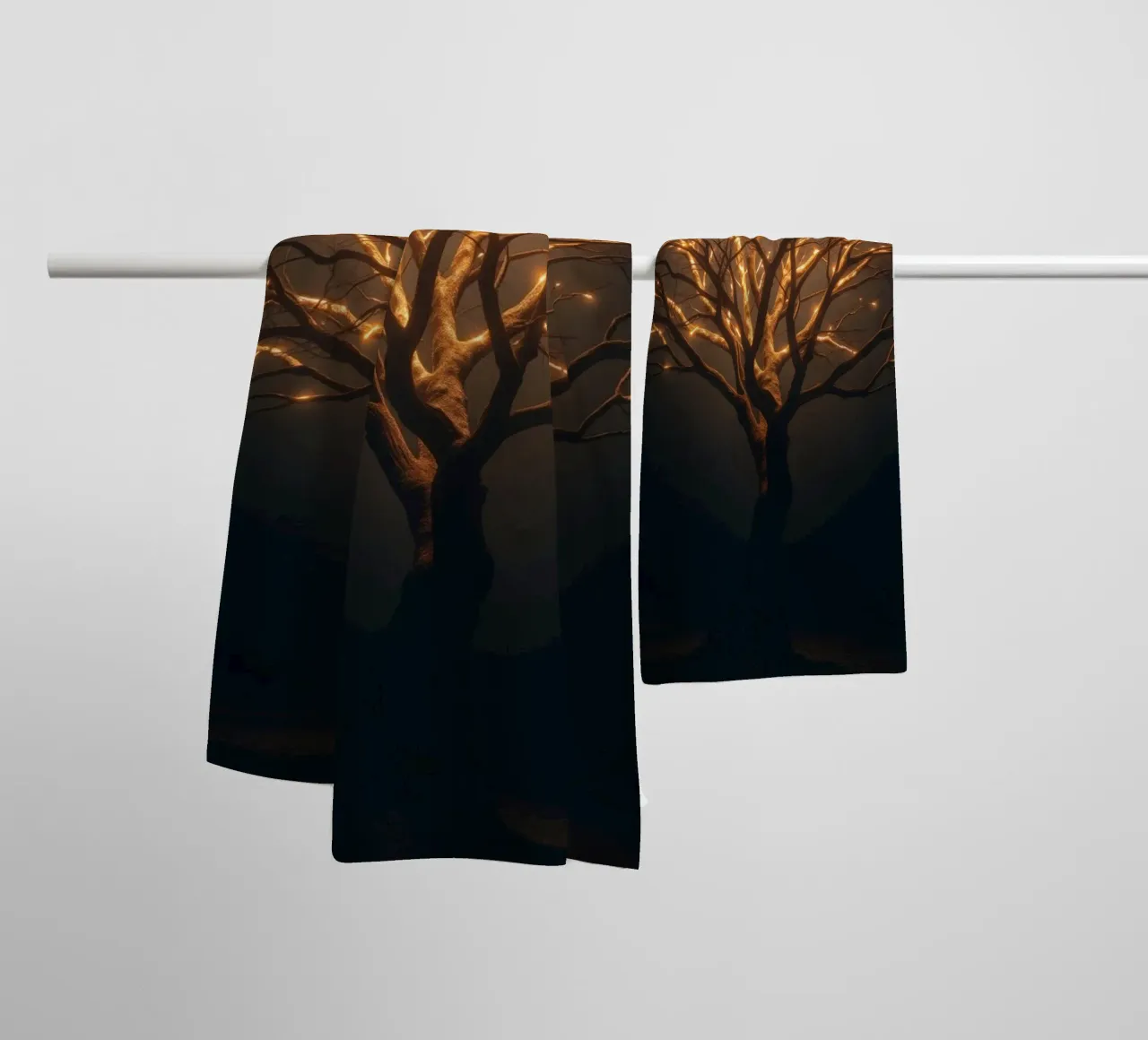 Des branches d'arbre brillamment éclairées créent une abstraction captivante. serviette de bain de DesignDoodle