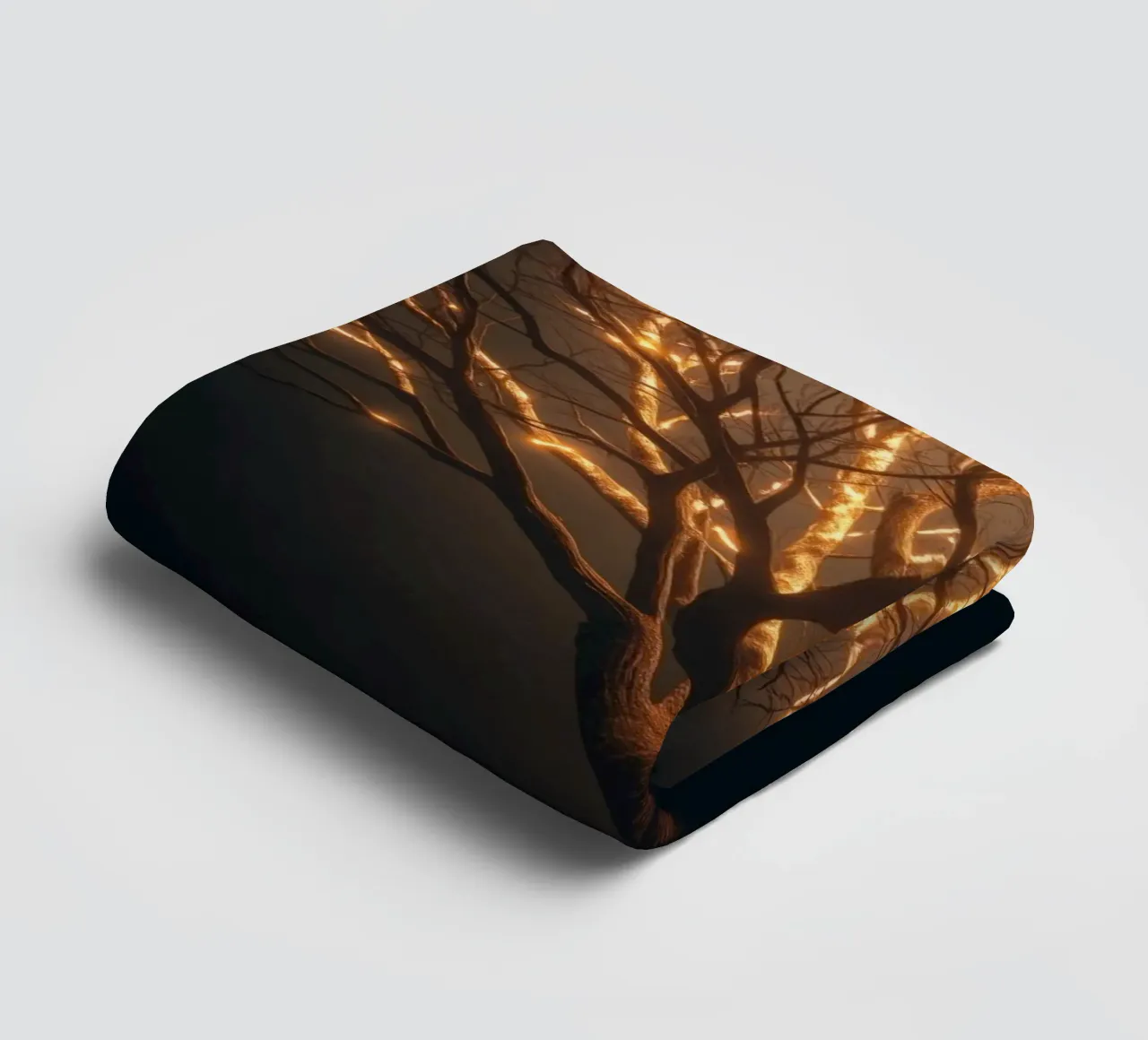 Des branches d'arbre brillamment éclairées créent une abstraction captivante. serviette de bain de DesignDoodle