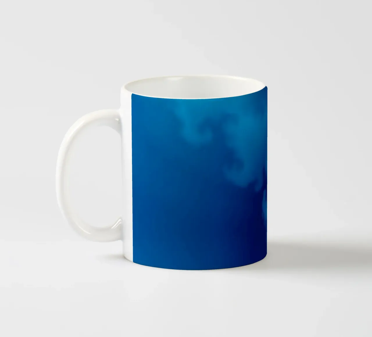 Zacht blauw abstract behang dat een serene en rustgevende sfeer creëert. keramische mok van DesignDoodle