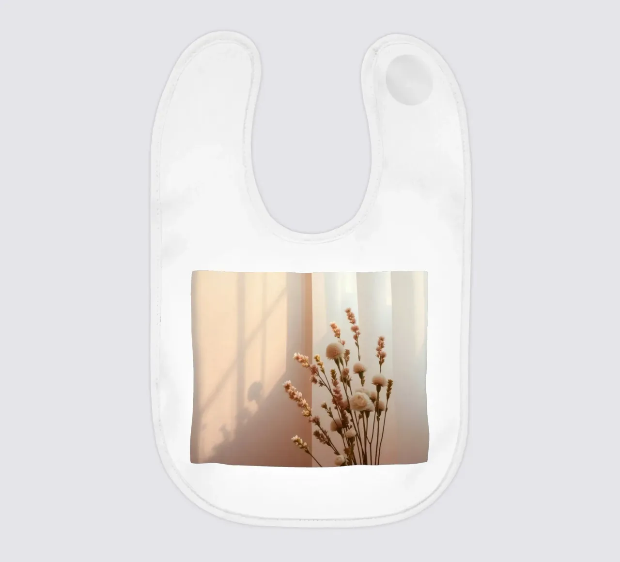 La luce soffusa filtra attraverso tende velate con fiori tranquilli. bavaglino da DesignDoodle