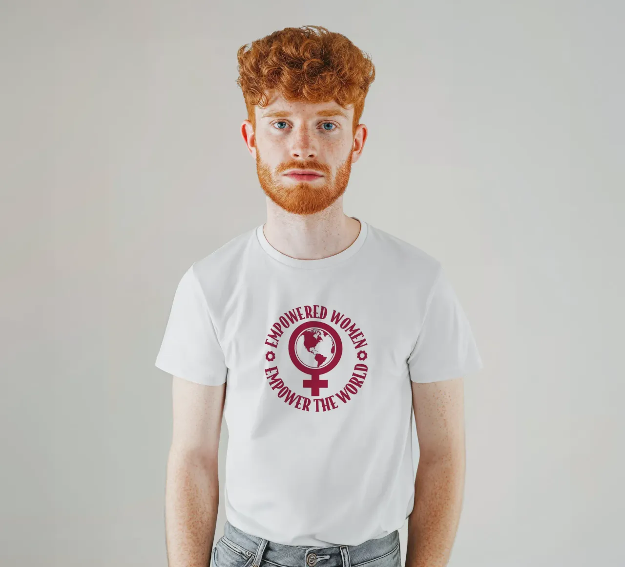 Las mujeres con poder dan poder al mundo camiseta de cafelab