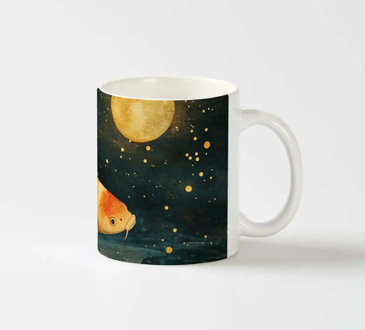 Carpa dorata al chiaro di luna tazza in ceramica da Théïa's Fantasia World